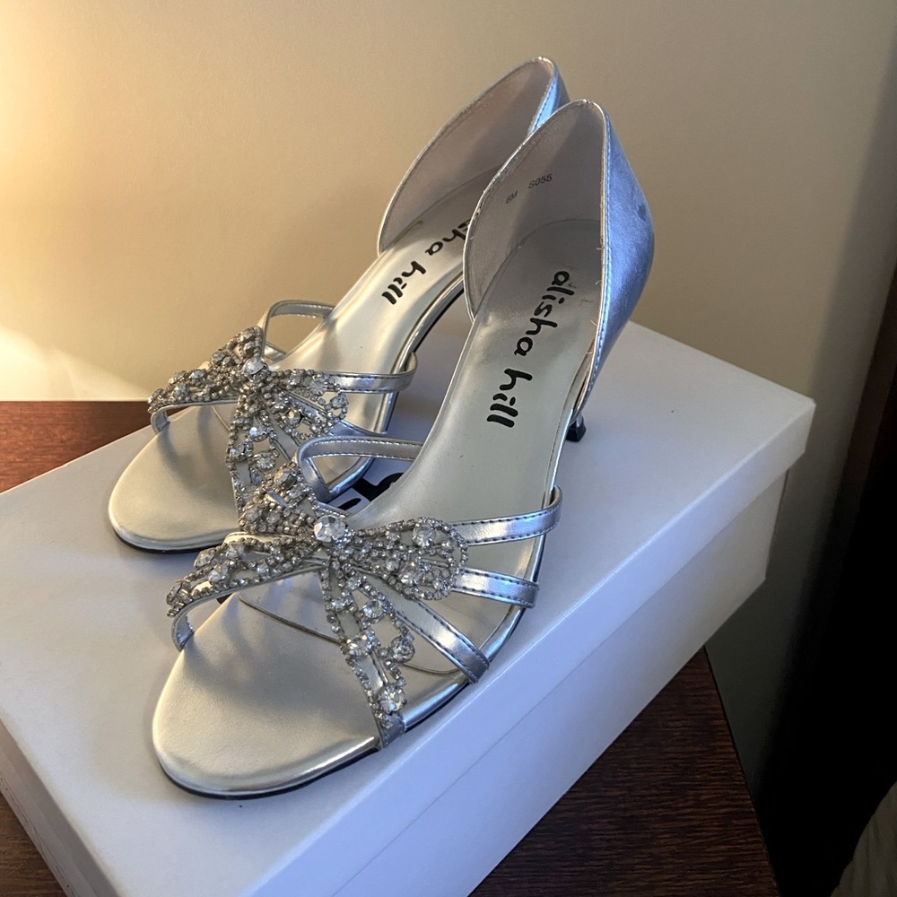 Alisha Hill silver dress shoes. Size6